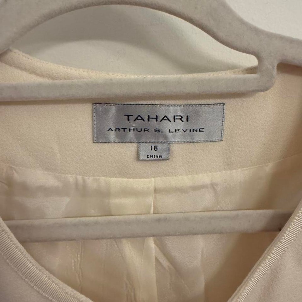 Elie Tahari cream pearl button midi‎ coat - Picture 3 of 8